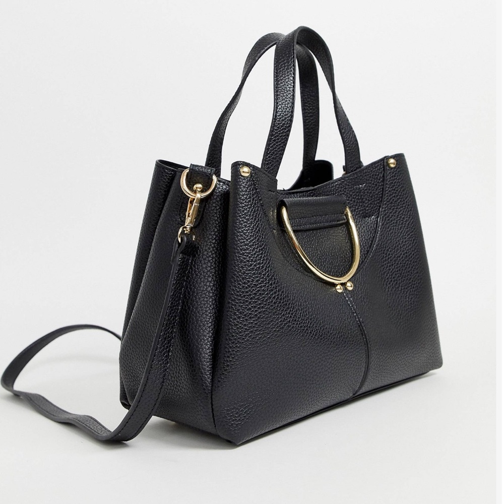 Yoki slouch shoulder bag with gold hardware:) 👜
